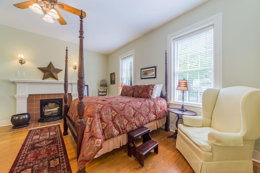 Bourbon Manor Bed & Breakfast Inn Bardstown Zimmer foto